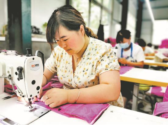 扶貧車(chē)間里，村民正在趕制訂單